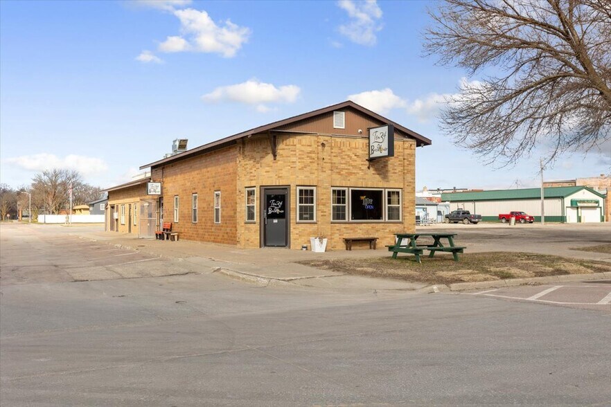 More Photos Of 1034 8th St, Onawa Bar For Sale