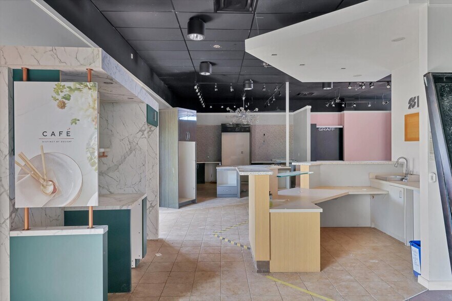 More Photos Of 2451 17th St, Sarasota Showroom For Sale