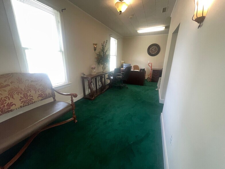 More Photos Of 116 Pine st, Elizabethtown Showroom For Sale