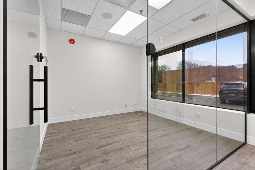 More Photos Of 570 Hood Rd W, Markham Service For Sale