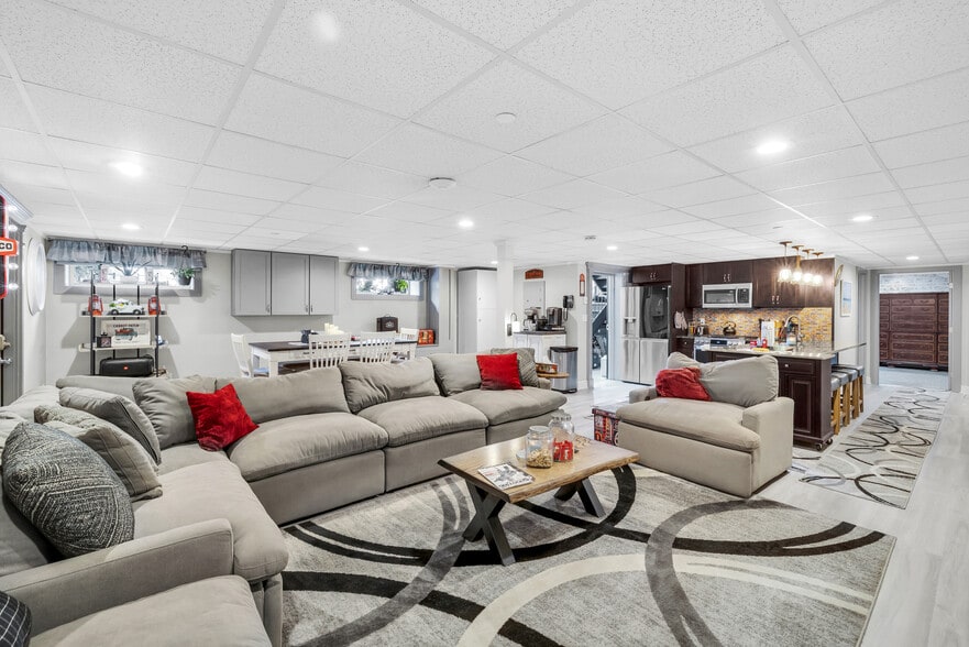 More Photos Of 300 Riverside Ave, Bristol Manufacturing For Sale