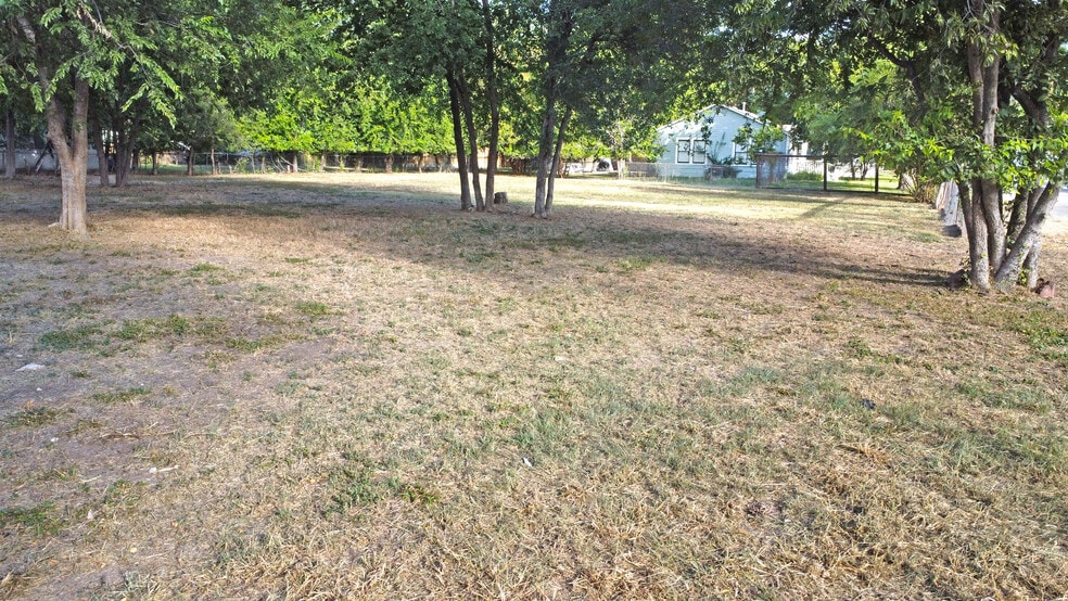 More Photos Of 962 S Castell Ave, New Braunfels Land For Sale