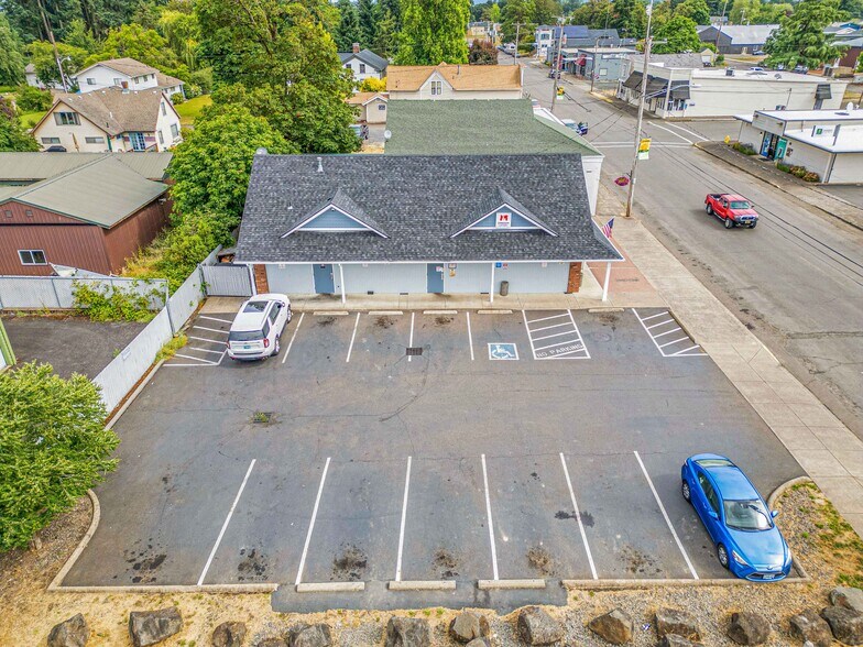 More Photos Of 142 S Main St, Jefferson Flex For Sale