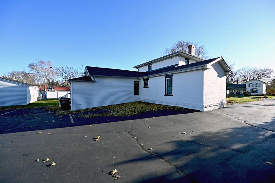 More Photos Of 422 Summit Ave, Oconomowoc Medical For Lease