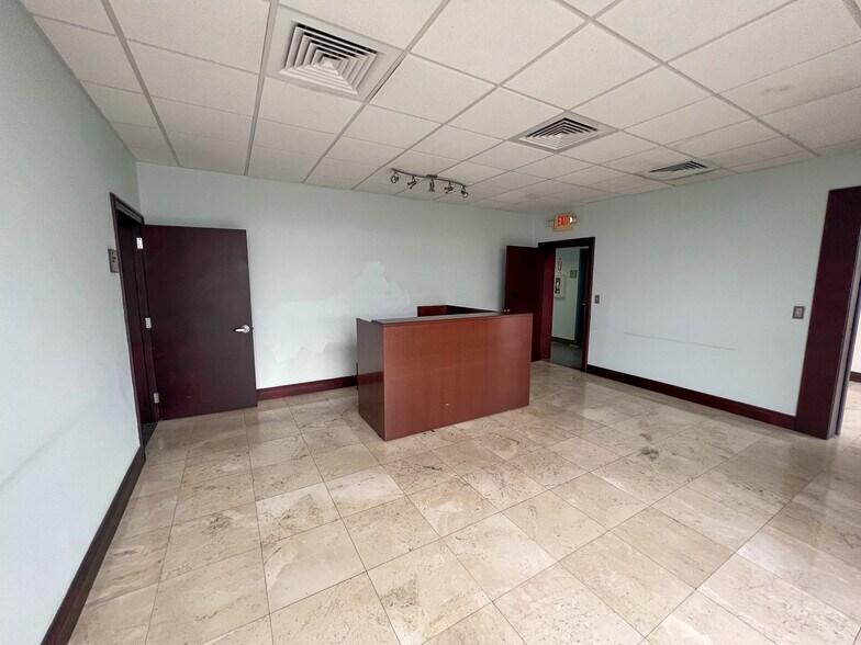 More Photos Of 2700 NW 36th St, Miami Office Residential For Lease