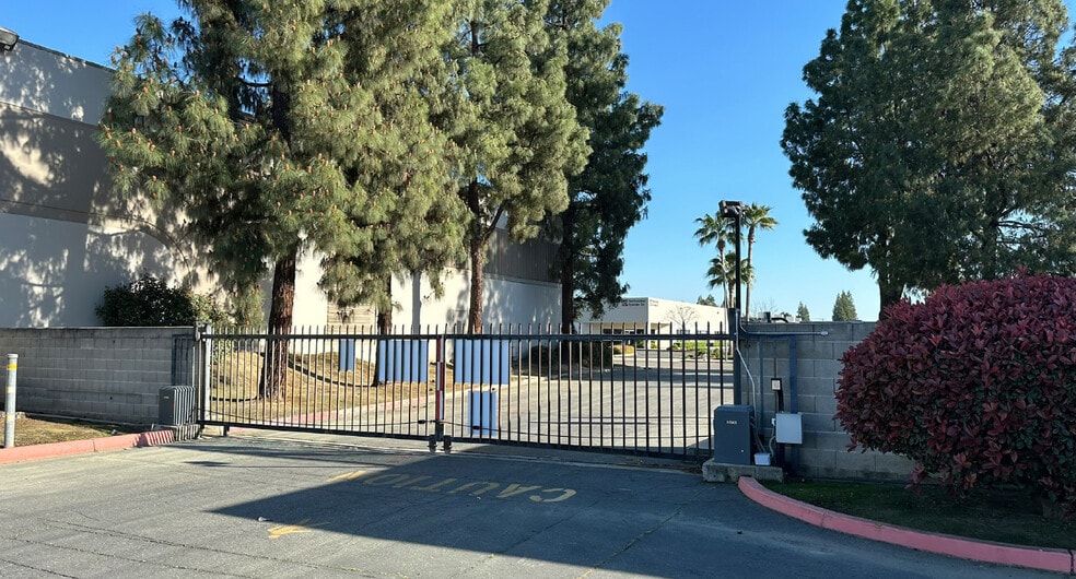 More Photos Of 2842 N Business Park Ave, Fresno Manufacturing For Sale