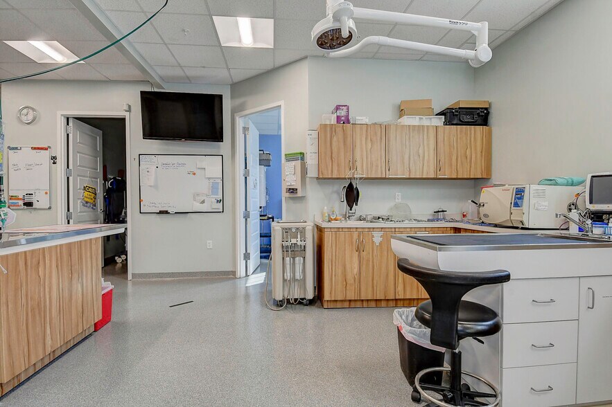 More Photos Of 9650 Shore Dr, Norfolk Veterinarian Kennel For Sale