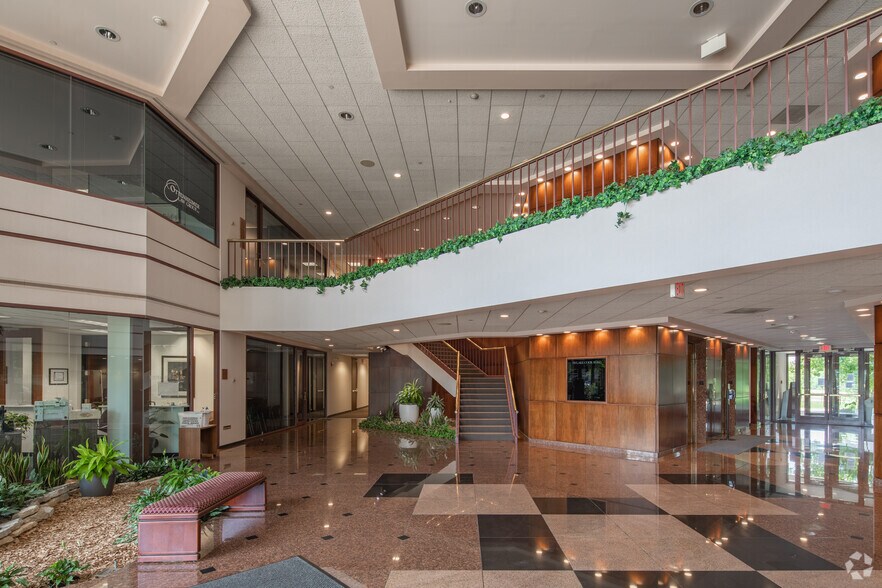 More Photos Of 750 W Lake Cook Rd, Buffalo Grove Office For Lease