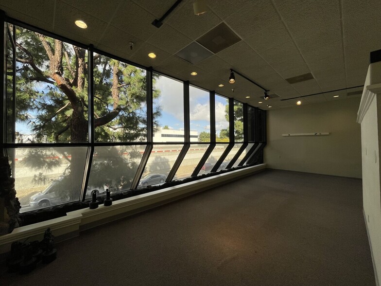 More Photos Of 5542 Buckingham Dr, Huntington Beach Warehouse For Sale