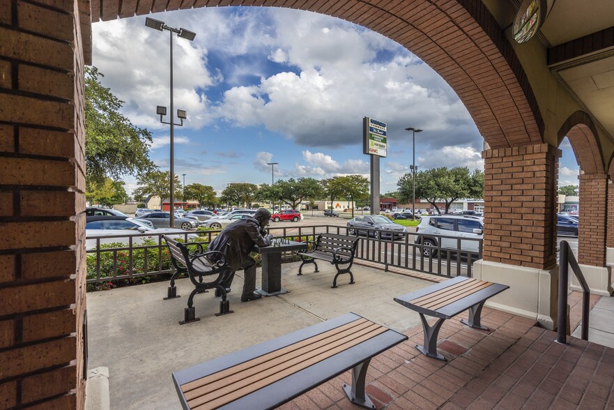 More Photos Of 6319-6333 E Mockingbird Ln, Dallas Unknown For Lease