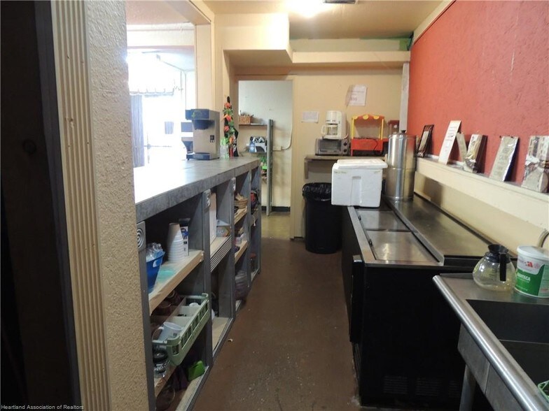 More Photos Of 408 N Ridgewood Dr, Sebring Freestanding For Sale