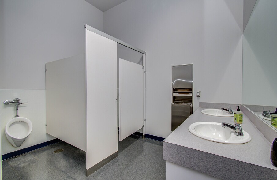 More Photos Of 9330 Kirby Dr, Houston Research And Development For Lease