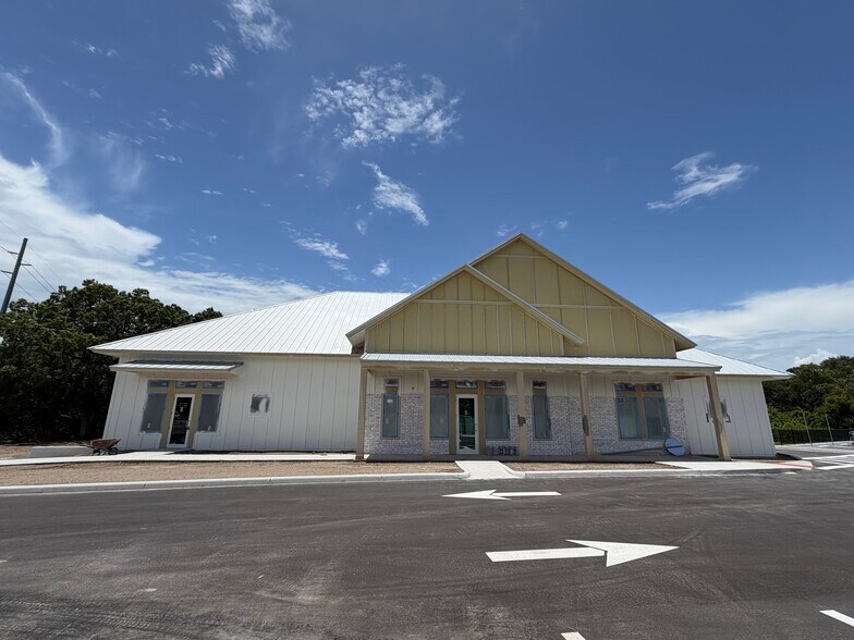 More Photos Of 6642 Big Bend Rd, Gibsonton Office For Lease
