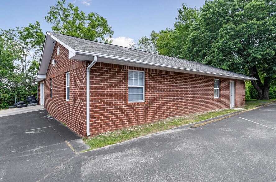 More Photos Of 236 Miller Ave, Crossville Medical For Sale