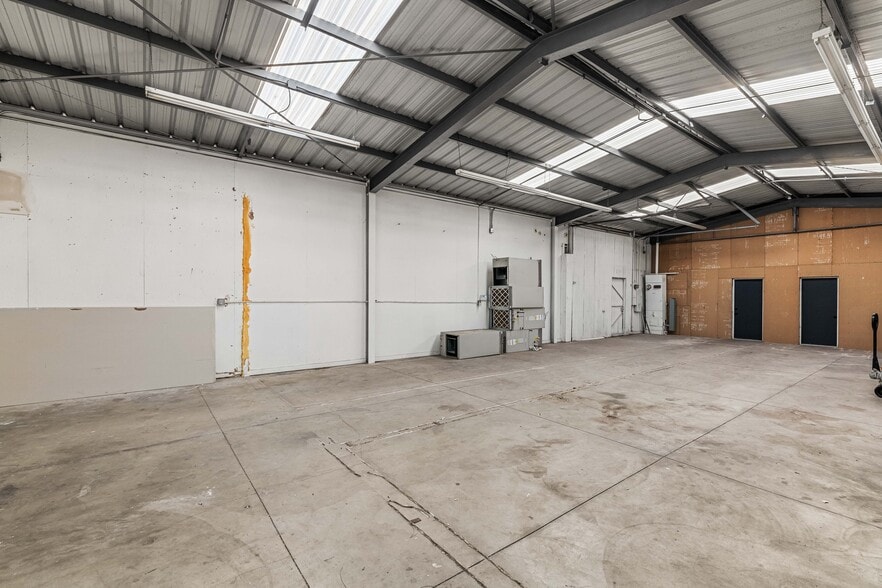 More Photos Of 15131 Illinois Ave, Paramount Warehouse For Sale