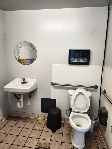 More Photos Of 1458 S San Pedro St, Los Angeles Unknown For Lease