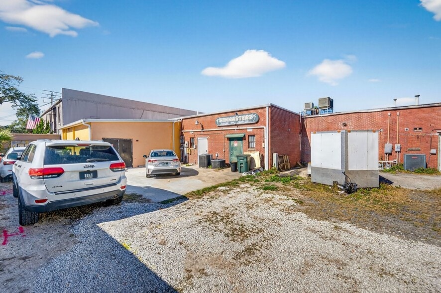 More Photos Of 141 W International Speedway Blvd, Daytona Beach Storefront For Sale