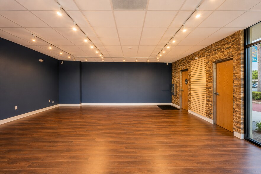 More Photos Of 7606 Girard Ave, La Jolla Apartments For Lease