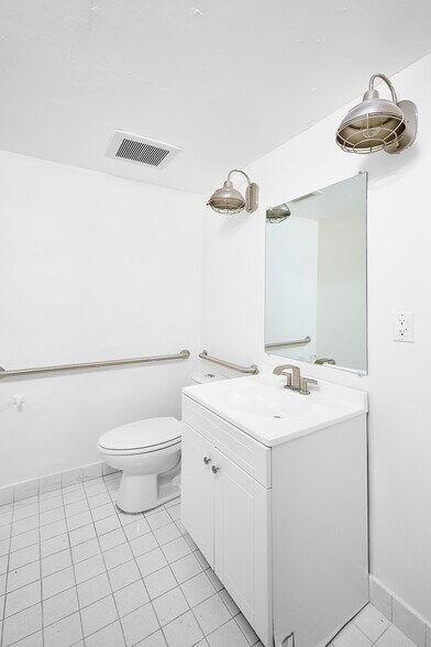 More Photos Of 1733-1737 Abbot Kinney Blvd, Venice Storefront Retail Office For Lease