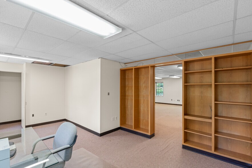More Photos Of 7003 Kilworth Ln, Springfield Office For Sale