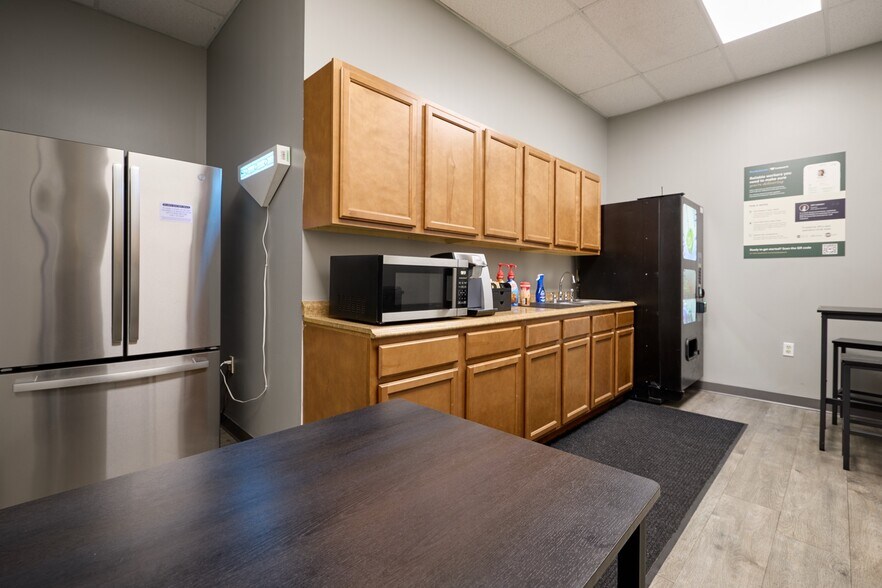 More Photos Of 2507 Investors Row, Orlando Distribution For Lease