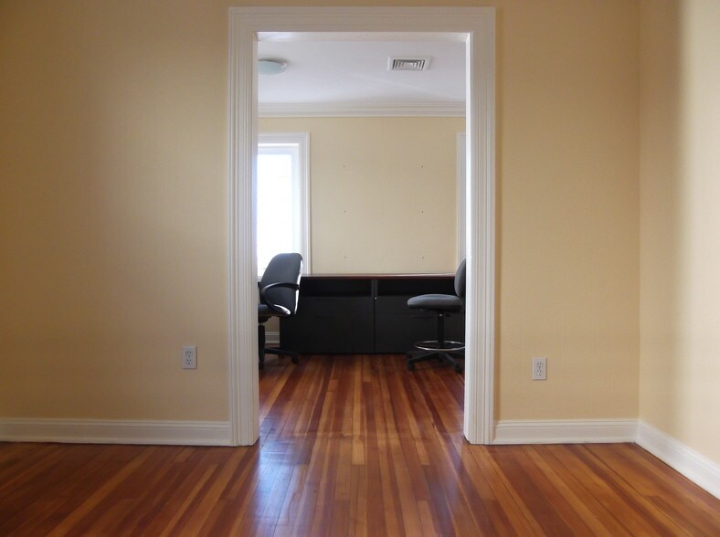 More Photos Of 23 Lewis St, Greenwich Office For Lease