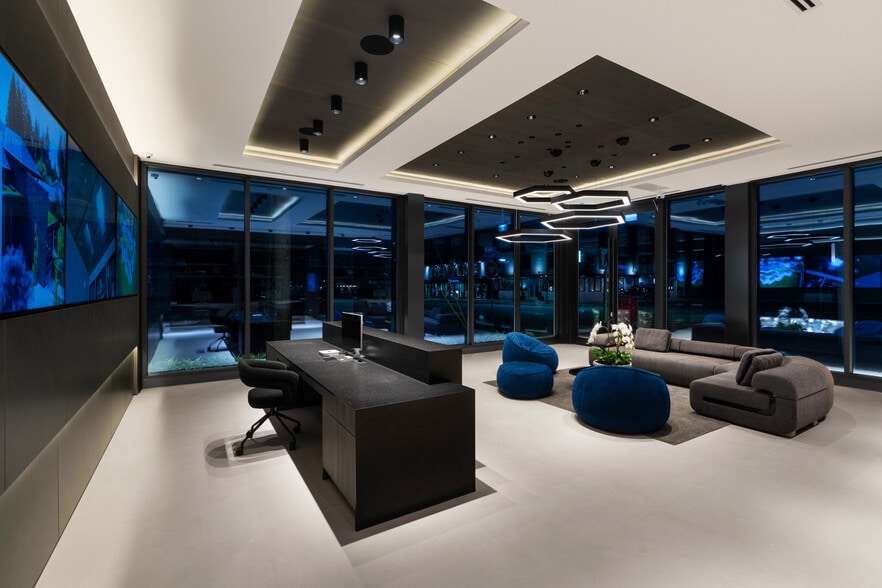 More Photos Of 1406 Pemberton Ave, North Vancouver Storefront For Sale