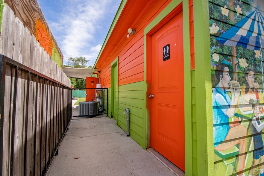 More Photos Of 518 Mill Ave, Conroe General Retail For Sale