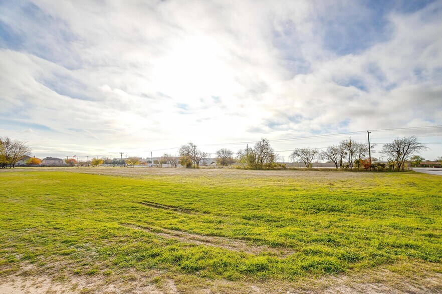 More Photos Of 1101 E Main St, Crowley Land For Sale