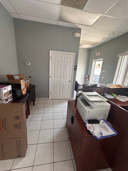 More Photos Of 4516 SE 16th Pl, Cape Coral Showroom For Lease