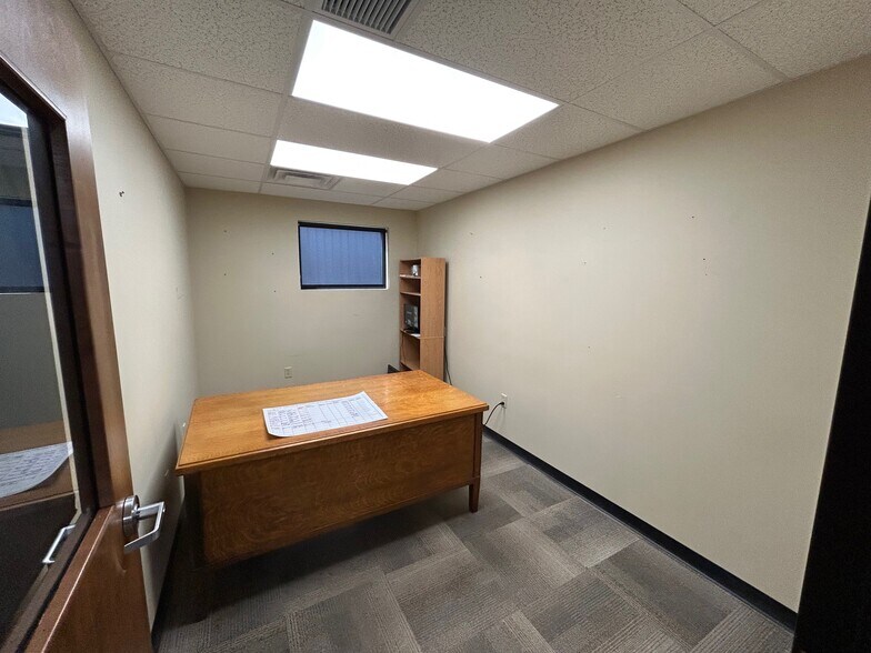 More Photos Of 101 Rathbone Rd, Marietta Flex For Sale