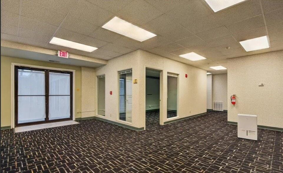 More Photos Of 3111 Normandy Dr, Springfield Office For Sale