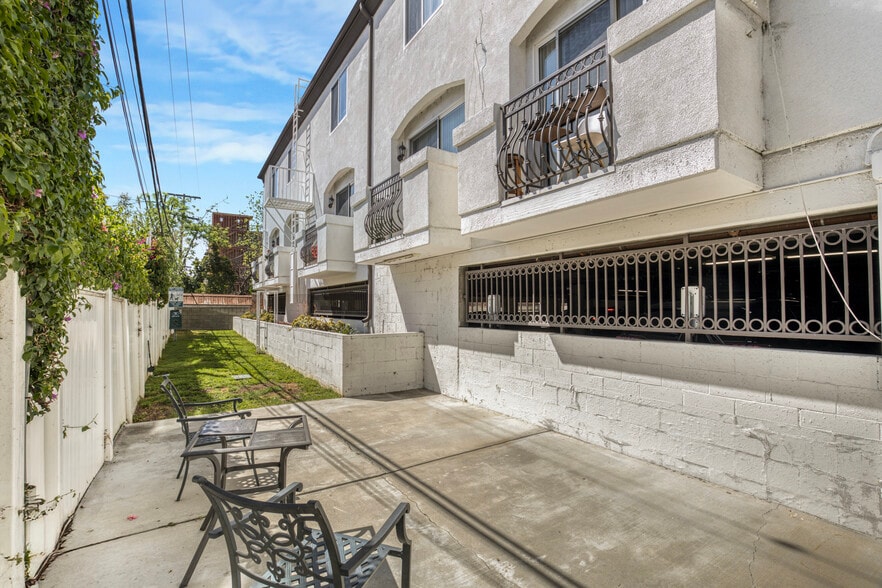 More Photos Of 5330 Satsuma Ave, North Hollywood Apartments For Sale