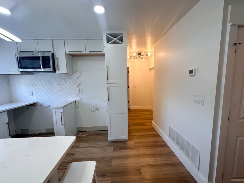 More Photos Of 2709 Westerville Rd, Columbus Light Manufacturing For Sale