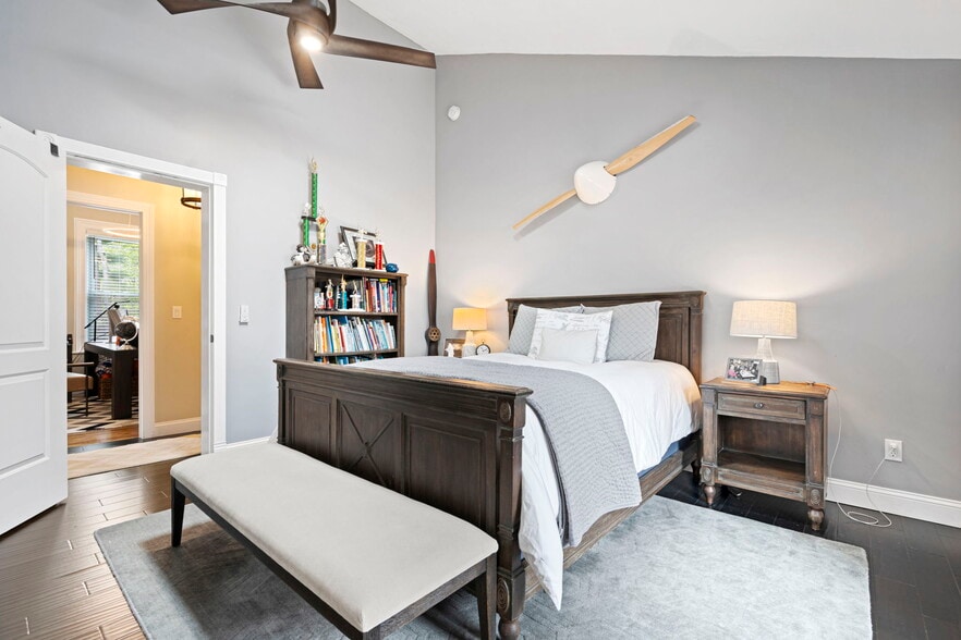 More Photos Of 612 N Lakeshore Dr, Ludington Hotel For Sale