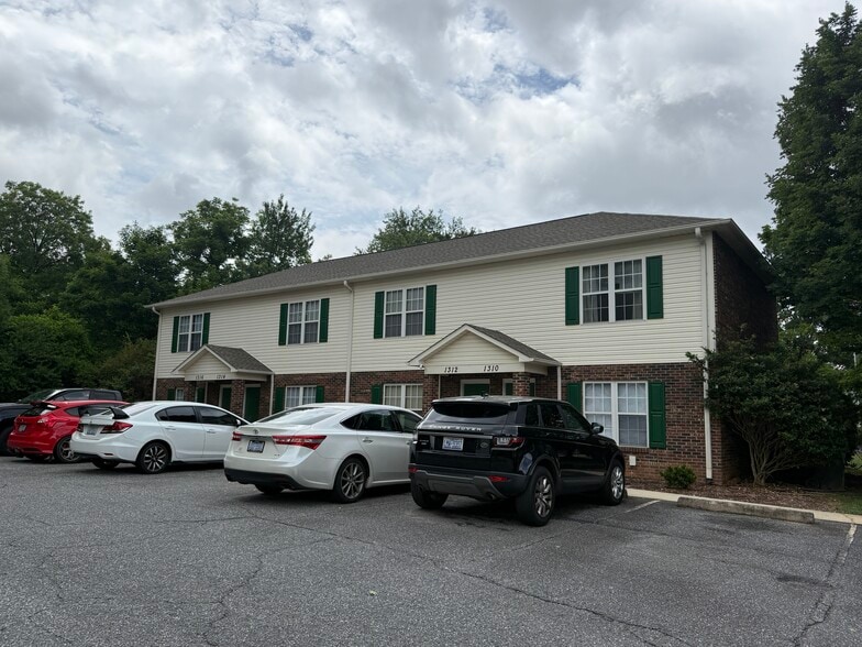 Primary Photo Of 1310 14th Street Dr NE, Hickory Multifamily For Sale