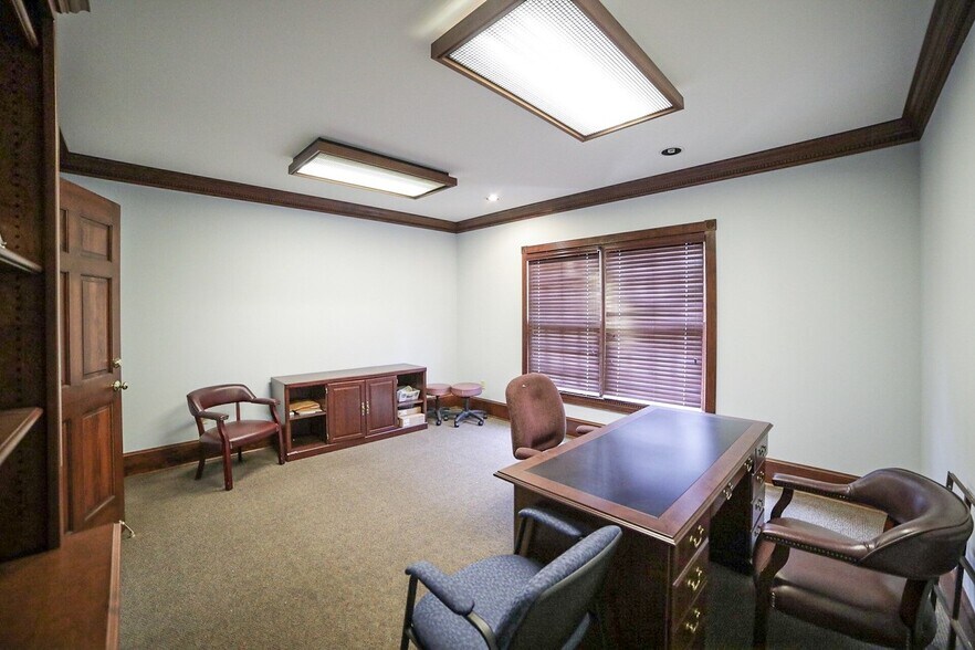 More Photos Of 385 Hawthorne Ln, Athens Medical For Lease