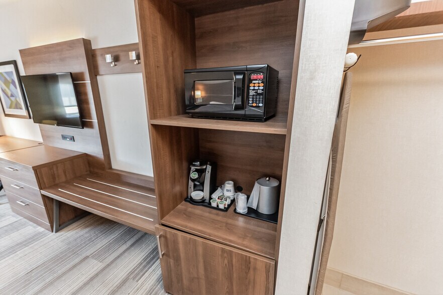 More Photos Of 11555 Upper Gilchrist Rd, Mount Vernon Hotel For Sale