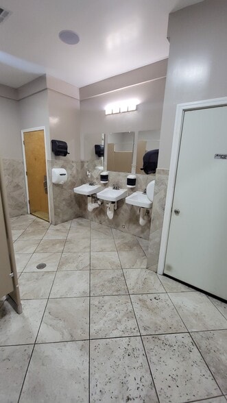 More Photos Of 141 Coit St, Irvington Showroom For Lease