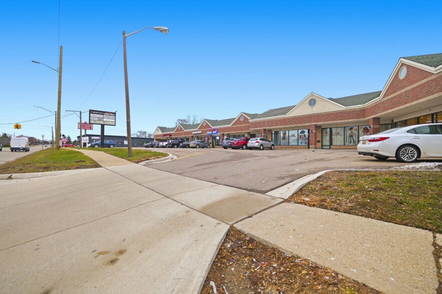 More Photos Of 1052-1072 W Huron St, Waterford Freestanding For Lease