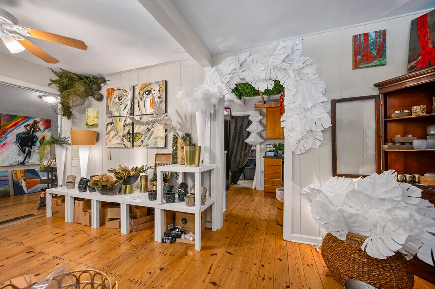 More Photos Of 172 Main st, Saluda Showroom For Sale