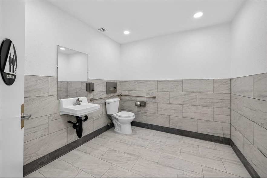 More Photos Of 28-40 E Minarets Ave, Pinedale Medical For Lease