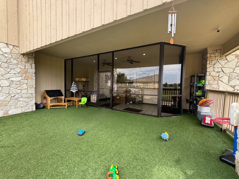 More Photos Of 1300 Fulton St, Denton Medical For Lease