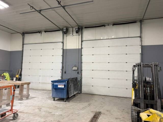 More Photos Of 906 Geneva St, Shorewood Warehouse For Lease