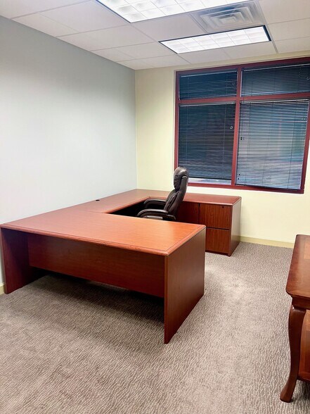 More Photos Of 213 Overlook Cir, Brentwood Office For Lease