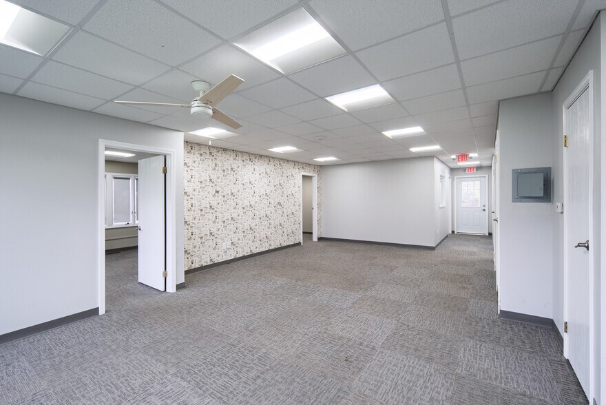 More Photos Of 404 Troy Schenectady Rd, Latham Office Residential For Lease