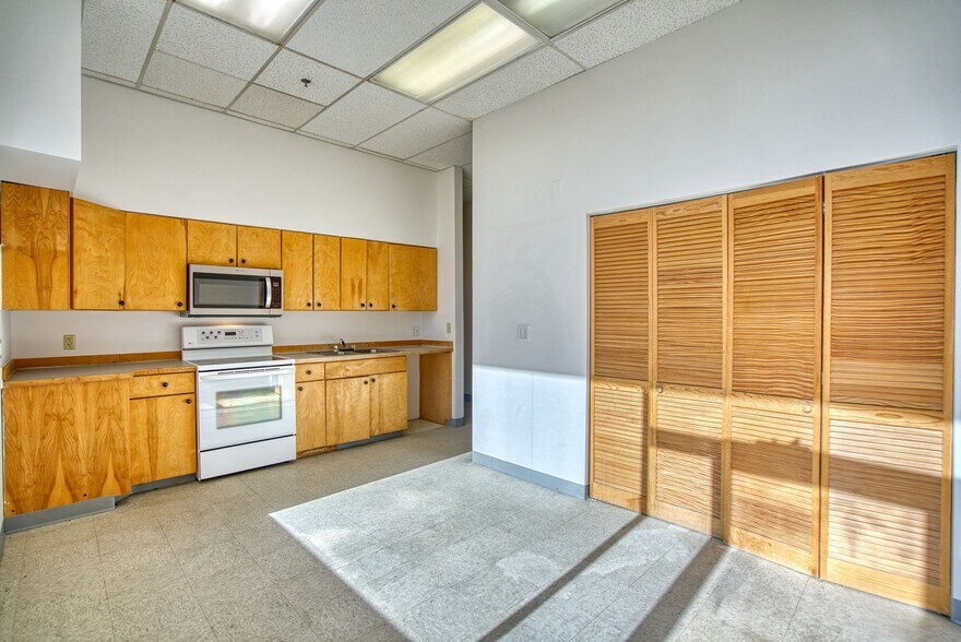 More Photos Of 310-390 Lashley St, Longmont General Retail For Lease