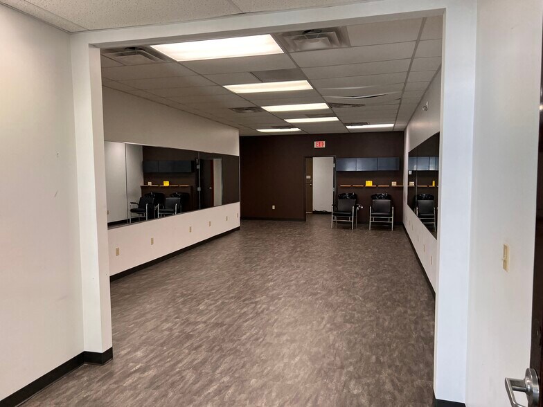 More Photos Of 1522 NW Vivion Rd, Kansas City Storefront Retail Office For Lease