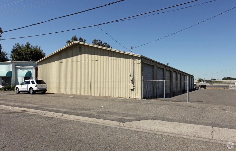 More Photos Of 1325-1335 Lone Palm Ave, Modesto Warehouse For Lease