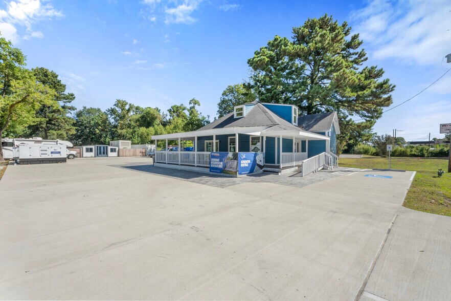 More Photos Of 819 E Main St, Tomball Warehouse For Lease